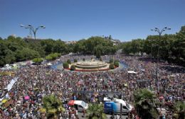 Dezenas de milhares de espanhis protestam contra pacto europeu