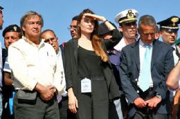 Angelina Jolie visita de surpresa os refugiados africanos em Lampedusa