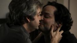 TV deixa Globo para trs e vai exibir beijos entre homens 'sem firulas'
