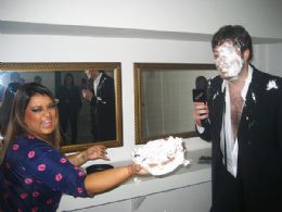 Preta Gil joga torta na cara de Danilo Gentili em show