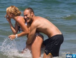 Enquanto Totti faz pr-temporada, esposa se diverte com amigo na praia