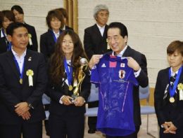 Campe mundial, seleo japonesa  recebida pelo primeiro-ministro