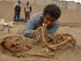 Arquelogos encontram tumba de jovens sacrificados no Peru