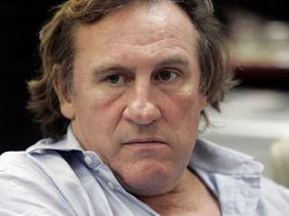 Ator Grard Depardieu se desculpa aps urinar em corredor de avio