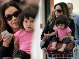 Daniela Mercury desembarca em So Paulo com suposta filha adotiva
