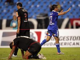 Para desespero de Welinton e David Braz, Vargas comemora um dos gols de La U
