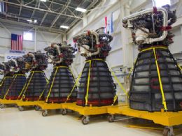Motores de nibus espaciais esperam 'reciclagem' em oficina da Nasa