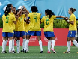Dbora (17)  rodeada durante comemorao do primeiro gol da Seleo Brasileira