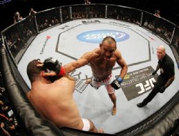 Dan Henderson vence Maurcio Shogun em batalha pica de cinco rounds no UFC 139