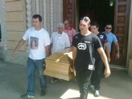 Estudante que morreu em Portugal  enterrada com homenagens em MG