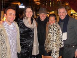 Grvida de 8 meses, Luciana Gimenez janta com marido e amigos em NY