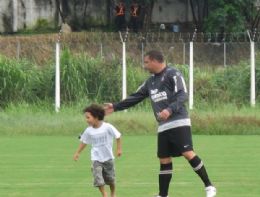 Ronaldo cumpre papel de pai e leva  o filho Alex ao treino do Corinthians