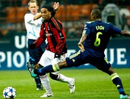 Ronaldinho e material esportivo levam diretoria gremista a So Paulo