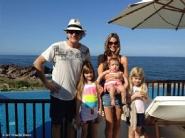Charlie Sheen curte fim de ano com a ex-mulher e as filhas