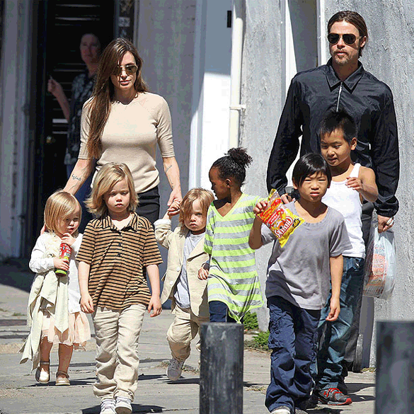So seis: Jolie e Brad Pitt passeiam com todos os filhos em Nova Orleans
