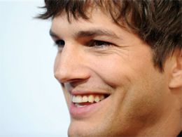 Ashton Kutcher vai viajar ao espao, diz dono da Virgin Galactic