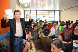 Servidores invadem Cmara e pedem apoio aos vereadores