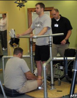 Paraplgico consegue levantar e se mover aps tratamento com estmulo eltrico