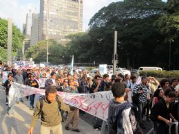 Em greve, professores das Fatecs e Etecs fazem protesto na Av. Paulista