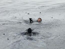 Homem escapa de se afogar durante reparo de tubulao no mar na China