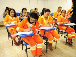 Garis participam de programa de alfabetizao em Manaus