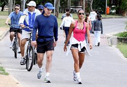 Eike Batista e Flvia Sampaio praticam caminhada no Rio