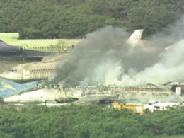 Avio fora de operao pega fogo em aeroporto na Grande So Paulo