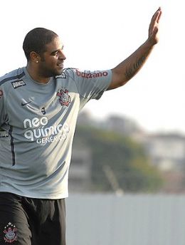 Corinthians trabalha com data para estreia de Adriano: 9 de outubro