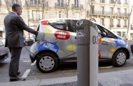 Carro eltrico de autosservio chega a Paris