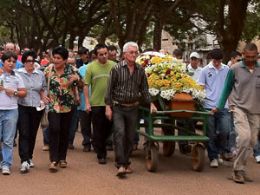 Famlia pede 'justia' em enterro de estudante assassinada no DF