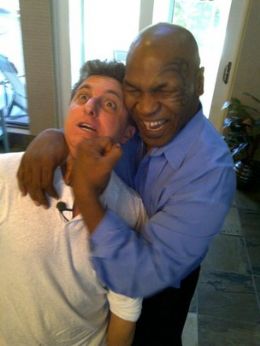Luciano Huck posta foto em que aparece apanhando de Mike Tyson