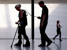 Esqueleto externo permite que paraplgicos voltem a caminhar
