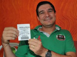Fotgrafo Ademir Almeida e o bilhete que custou R$ 10.010 a grupo