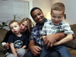 Damon Brown tira foto com seus filhos e a doadora do rim