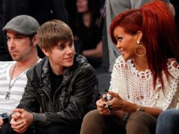 Apaixonado? Justin Bieber no tira os olhos de Rihanna durante jogo