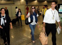 Anne Hathaway chega ao Rio de Janeiro