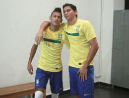 Neymar e Ganso viram modelos por um dia na Seleo Brasileira
