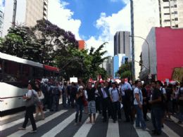 Estudantes do Mackenzie fecham rua de SP em protesto contra o Enem