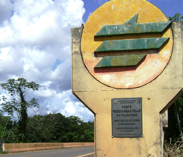 Placa indica que ponte foi construda na ltima gesto de Dante de Oliveira