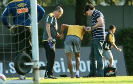 Neymar sofre toro no p esquerdo sozinho e d susto em treino