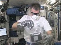 Astronautas cultivam plantas na Estao Espacial Internacional