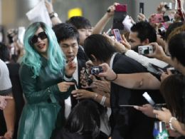 Toda de verde, Lady Gaga  cercada por fs no Japo