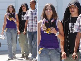 Filhos mais velhos de Michael Jackson caminham por Los Angeles