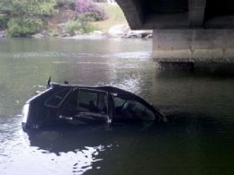 Carro caiu de cima da Ponte de Camburi, em Vitria