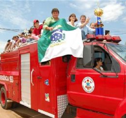 Jogadores comemoram tri-campeonato em desfile no caminho do Corpo de Bombeiros
