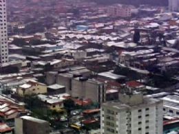 Chuva de granizo deixa telhados e ruas brancos em Guarulhos
