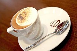 Consumo dirio de vrias xcaras de caf retarda a evoluo de doenas do fgado, como a hepatite C, revela um estudo dos EUA