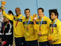 Cesar Cielo fecha a tampa, e Brasil vence o revezamento 4x100m medley