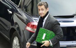 Sarkozy visita Carla Bruni e a filha Giulia na maternidade - 22/10/2011