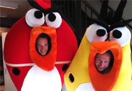 Jovens fantasiados de Angry Birds, o maior sucesso de buscas no Google para este Halloween
